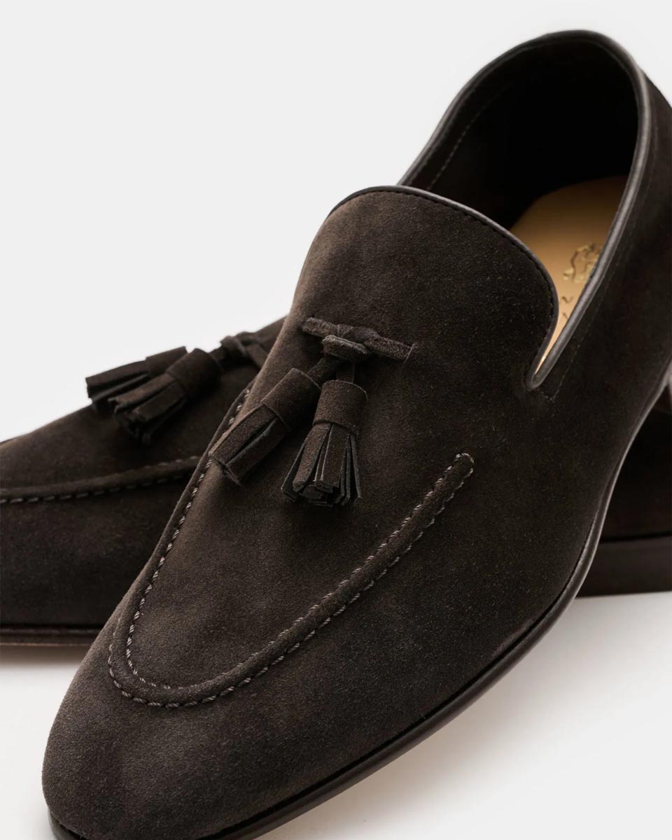 Dunkelbraune Herren Loafer aus Veloursleder mit Quasten, feiner Nahtverarbeitung und brauner Ledersohle, Detailansicht.
