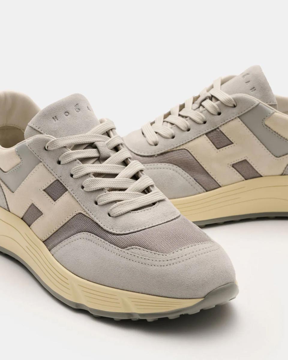 Beige Sneaker mit Veloursleder, Mesh-Einsätzen, dicker hellgelber Sohle und beigen Schnürsenkeln, Paaransicht.