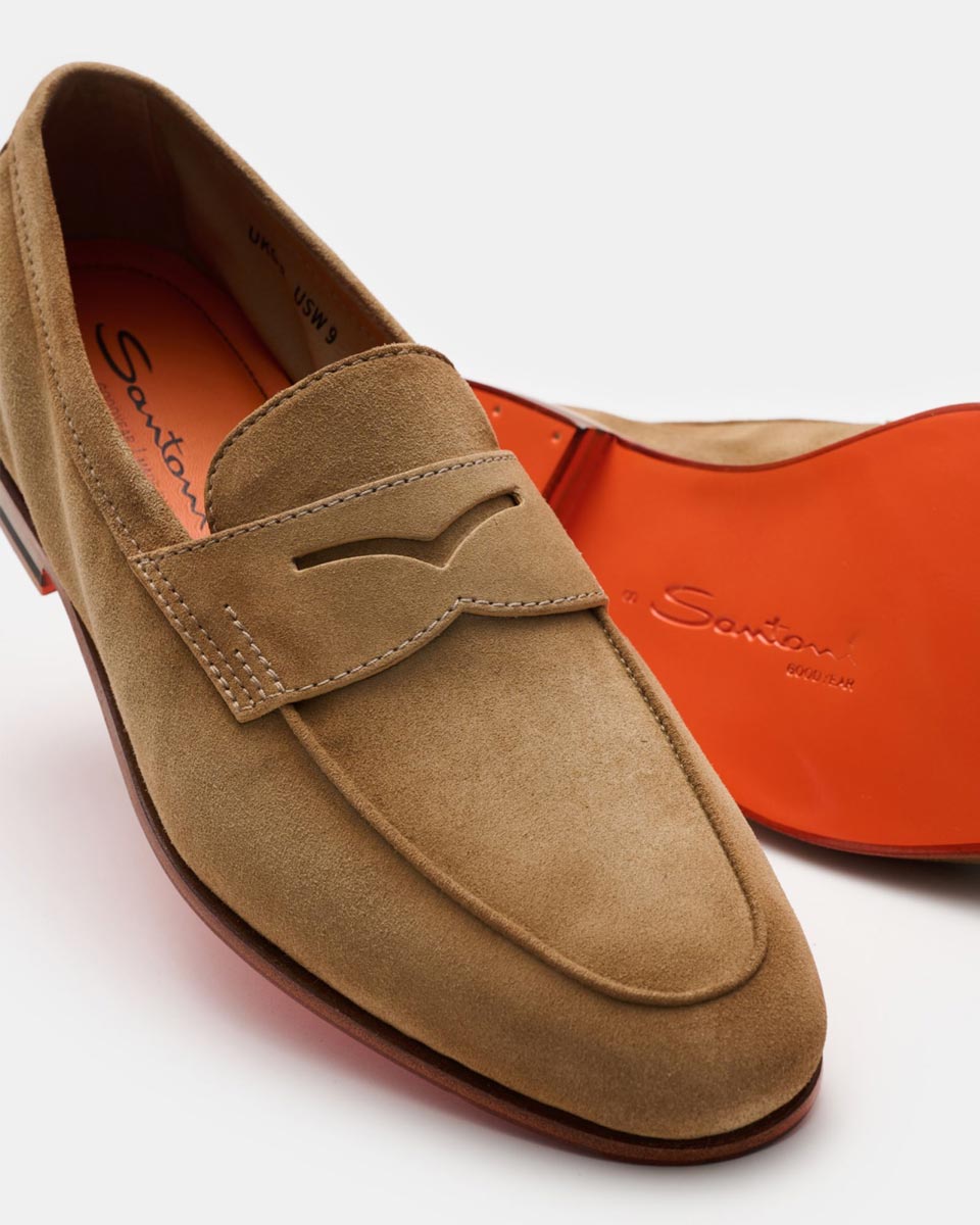 Beige Wildleder Herren-Loafer mit orangefarbener Innensohle und Sohle, Marke Santoni, elegant und modern gestaltet.