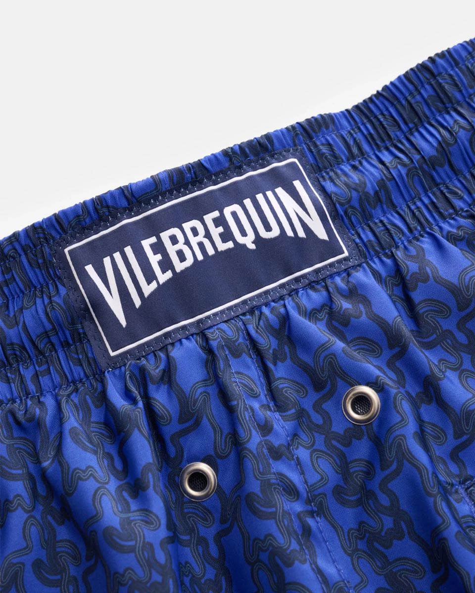 Blau gemusterte Vilebrequin Badeshorts mit elastischem Bund, zwei Metallösen und großem Markenlogo am Rücken.