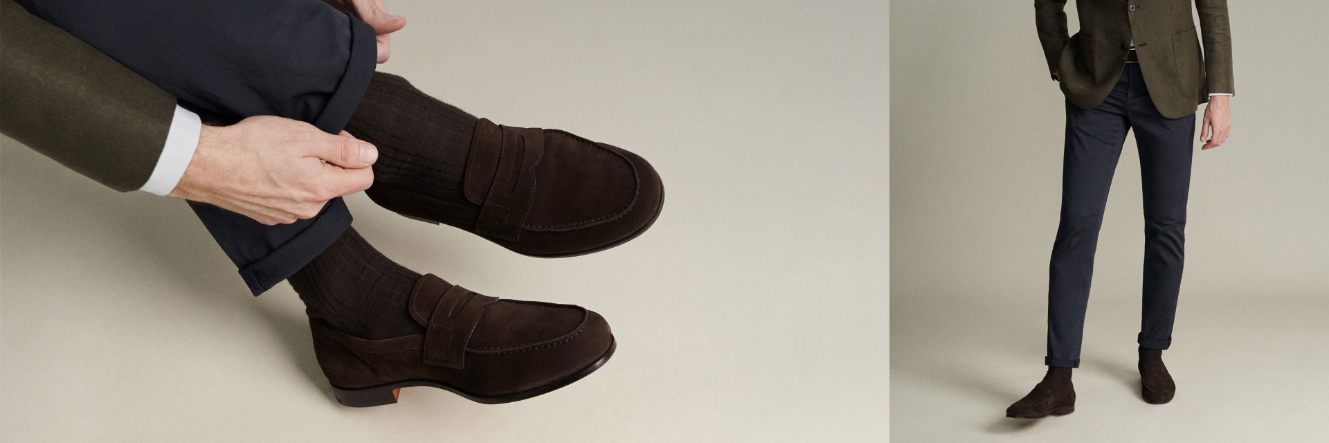 Mann trägt navy blaue, gekrempelte Hose, braune Loafer und braune Socken, dazu olivgrünes Sakko und weiße Hemdmanschette. Mann trägt navy blaue, gekrempelte Hose, braune Loafer und braune Socken, dazu olivgrünes Sakko und weiße Hemdmanschette.