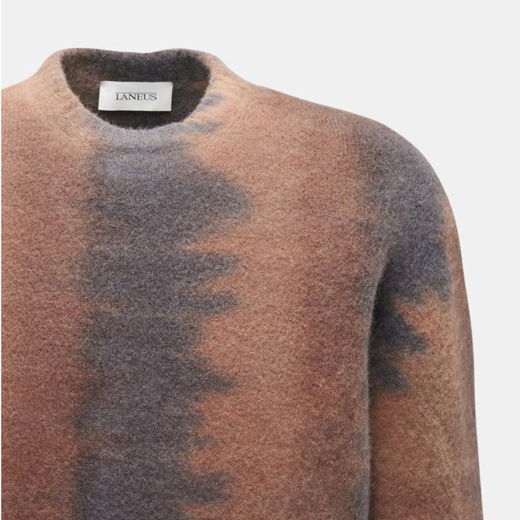 Herren Rundhalspullover aus weichem, braun-grau gemustertem Wollstoff mit Label 'LANEUS' am Kragen, nahes Detailbild.