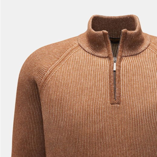 Hellbrauner Herren-Troyer aus markantem Rippstrick mit halbem Reißverschluss und Stehkragen, Frontansicht.