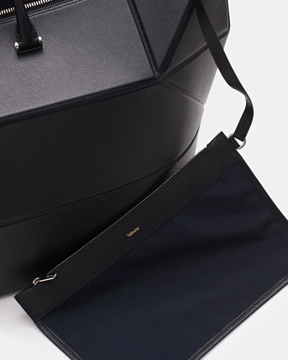 Anschnitt eines Weekenders für Herren in Schwarz mit herausnehmbarer Pouch Anschnitt eines Weekenders für Herren in Schwarz mit herausnehmbarer Pouch