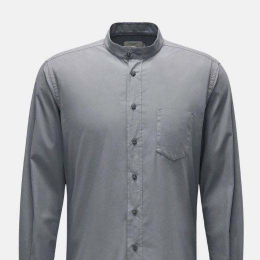Anschnitt eines Casual Hemdes für Herren in grau mit Grandad-Kragen Anschnitt eines Casual Hemdes für Herren in grau mit Grandad-Kragen