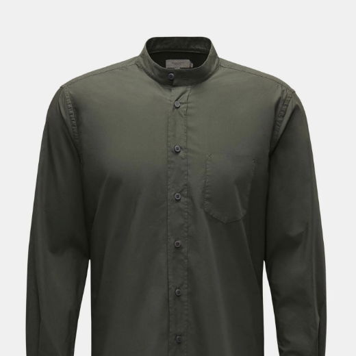 Anschnitt eines Casual Hemdes für Herren in oliv mit Grandad-Kragen Anschnitt eines Casual Hemdes für Herren in oliv mit Grandad-Kragen