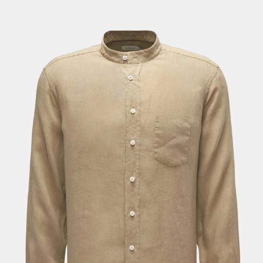 Anschnitt eines Leinenhemdes für Herren in khaki mit Grandad-Kragen Anschnitt eines Leinenhemdes für Herren in khaki mit Grandad-Kragen