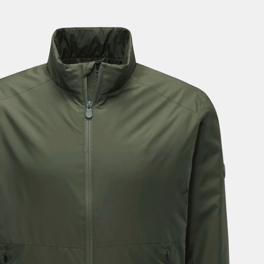 Olivegrüne Herren-Leichtdaunenjacke mit Stehkragen, Reißverschluss und glatter, synthetischer Oberfläche, Detailanschnitt. Olivegrüne Herren-Leichtdaunenjacke mit Stehkragen, Reißverschluss und glatter, synthetischer Oberfläche, Detailanschnitt.