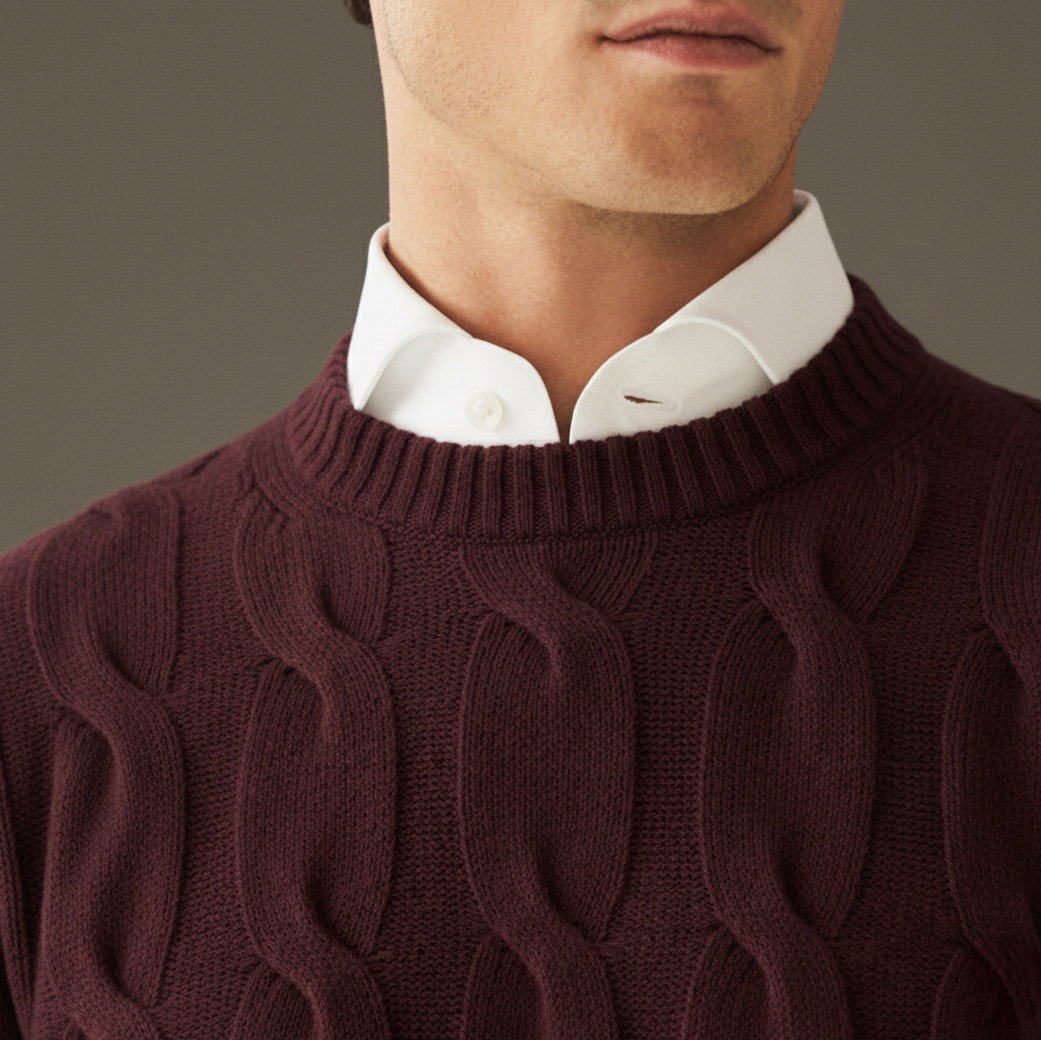 Herrenanschnitt mit bordeauxfarbenem Zopfstrick-Rundhalspullover über weißem Hemd, sichtbarer Kragen und Kinnpartie. Herrenanschnitt mit bordeauxfarbenem Zopfstrick-Rundhalspullover über weißem Hemd, sichtbarer Kragen und Kinnpartie.