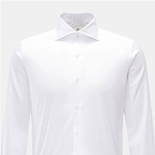 Anschnitt eines Herrenhemdes in Weiß