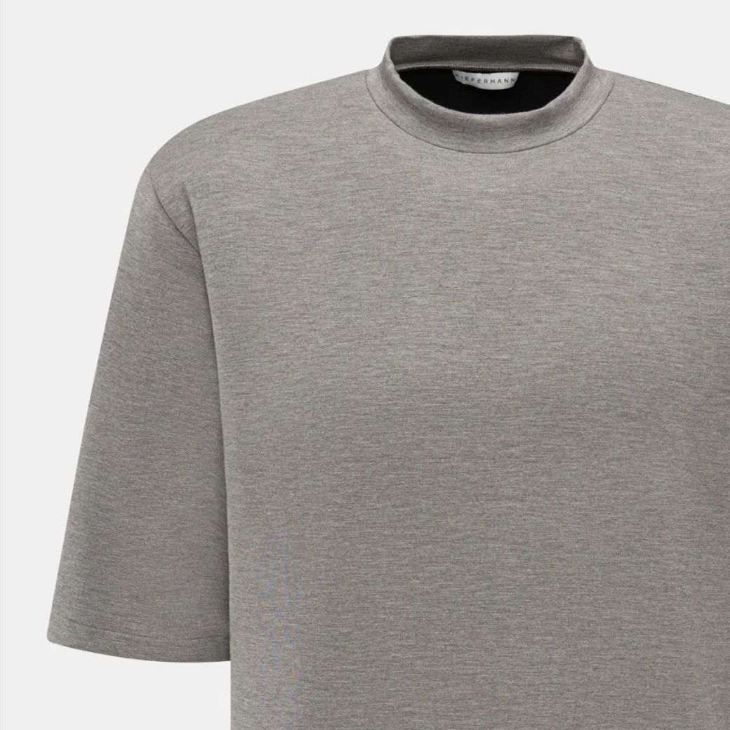 Graues Herren-T-Shirt mit breitem Rundhalsausschnitt und kurzen Ärmeln, schlicht und minimalistisch gestaltet.