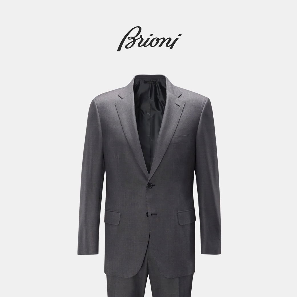 Dunkelgraues, freistehendes Sakko mit zwei Knöpfen, zwei Taschen und schwarzem Innenfutter vor weißem Hintergrund, Brioni-Logo oben.