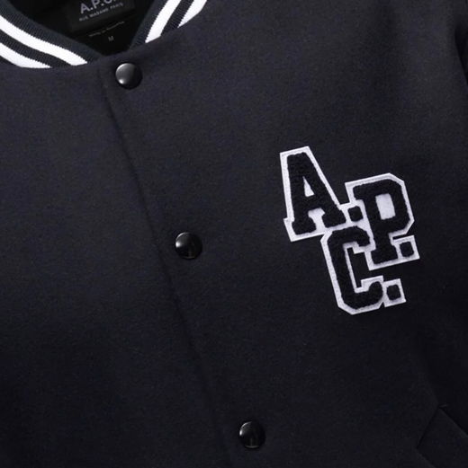 Herren-Collegejacke in Navy mit schwarzer Knopfleiste, weiß-schwarzem Streifenkragen und aufgenähtem A.P.C. Designerlogo Brust. Herren-Collegejacke in Navy mit schwarzer Knopfleiste, weiß-schwarzem Streifenkragen und aufgenähtem A.P.C. Designerlogo Brust.