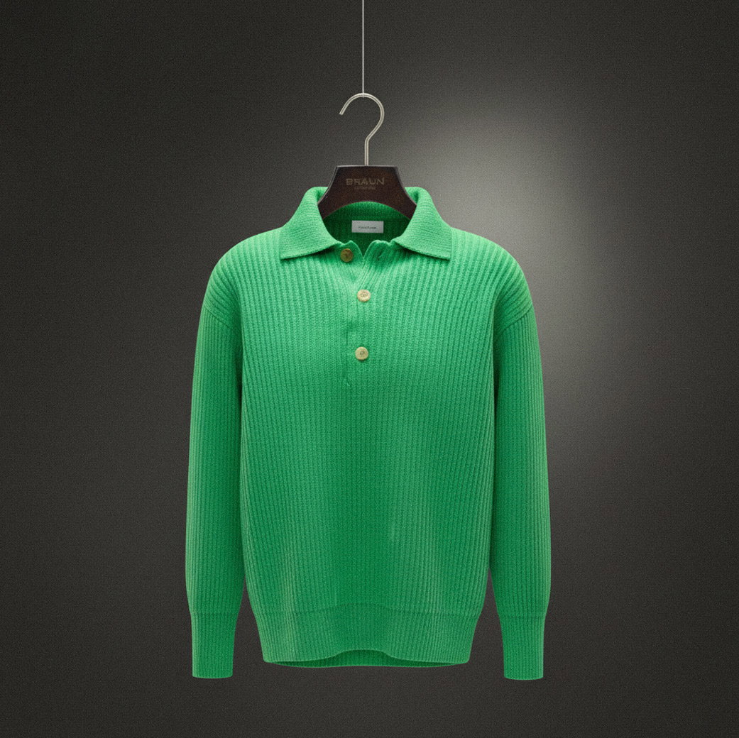 Grünes Herren-Strickpolo aus Grobstrick mit Kragen und drei Knöpfen, auf schwarzem Bügel vor grauem Hintergrund hängend. Grünes Herren-Strickpolo aus Grobstrick mit Kragen und drei Knöpfen, auf schwarzem Bügel vor grauem Hintergrund hängend.