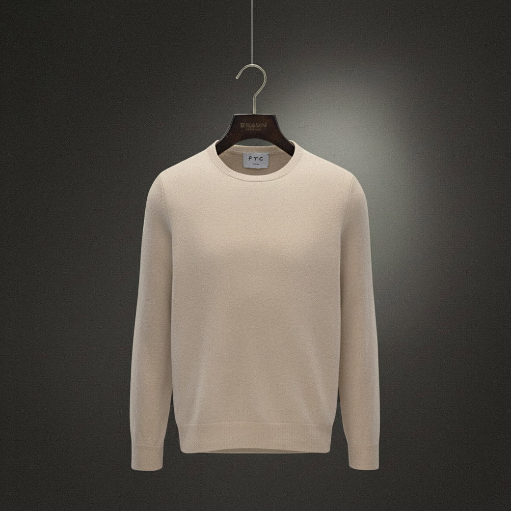 Beiger Herren-Rundhalspullover aus feinem Strick, hängend an einem schwarzen Holzbügel vor grauem Hintergrund. Beiger Herren-Rundhalspullover aus feinem Strick, hängend an einem schwarzen Holzbügel vor grauem Hintergrund.