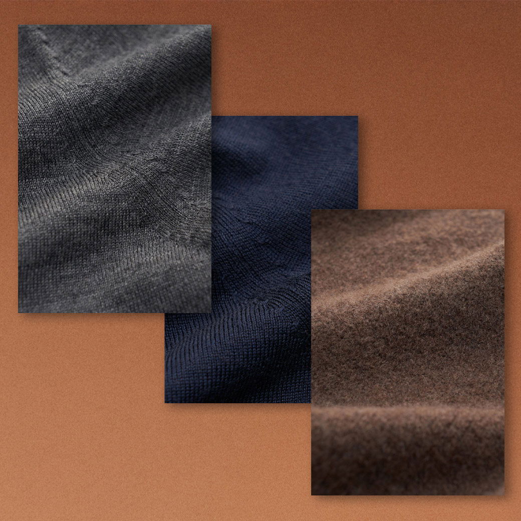 Drei Stoffausschnitte von Rollkragenpullovern in Grau, Navy und Braun auf braunem Hintergrund, textile Strukturen sichtbar.