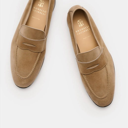 Braune Veloursleder-Loafer für Herren, von oben fotografiert, mit dezenter Steppnaht und logo-geprägtem Innenfutter.