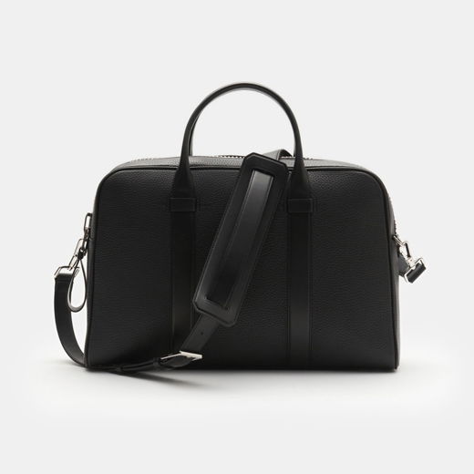 Schwarze Business-Tasche aus Leder mit zwei Tragegriffen und abnehmbarem, gepolstertem Schultergurt vor weißem Hintergrund. Schwarze Business-Tasche aus Leder mit zwei Tragegriffen und abnehmbarem, gepolstertem Schultergurt vor weißem Hintergrund.