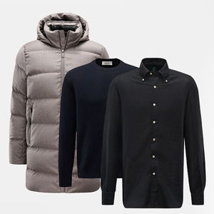 Beige Daunenjacke mit Kapuze, navyblauer Rundhalspullover und schwarzes Hemd mit Knöpfen, freigestellt vor weißem Hintergrund. Beige Daunenjacke mit Kapuze, navyblauer Rundhalspullover und schwarzes Hemd mit Knöpfen, freigestellt vor weißem Hintergrund.