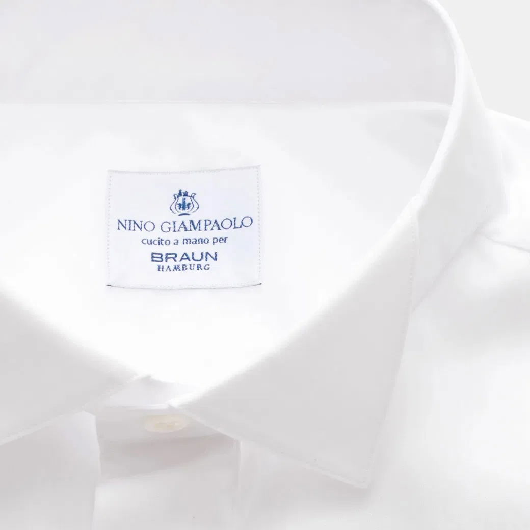Weißes Herrenhemd mit offenem Kragen und eingenähtem Etikett „Nino Giampaolo cucito a mano per Braun Hamburg“ Weißes Herrenhemd mit offenem Kragen und eingenähtem Etikett „Nino Giampaolo cucito a mano per Braun Hamburg“