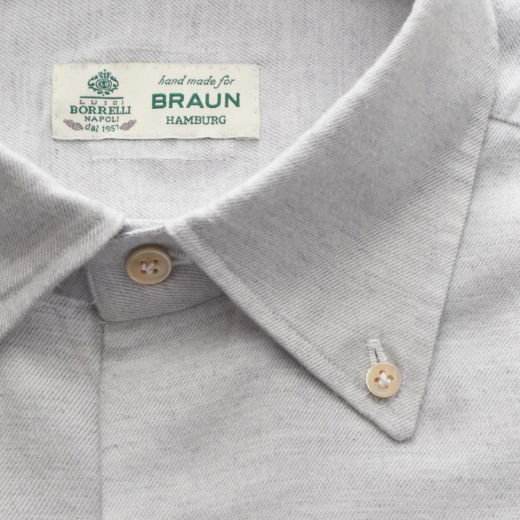 Hellgraues Flanellhemd mit Button-Down-Kragen, zwei beigen Knöpfen und Label 'Luigi Borrelli hand made for BRAUN HAMBURG'. Hellgraues Flanellhemd mit Button-Down-Kragen, zwei beigen Knöpfen und Label 'Luigi Borrelli hand made for BRAUN HAMBURG'.