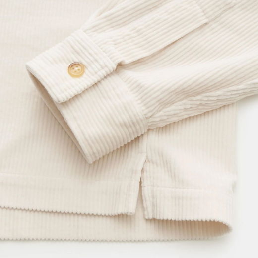 Detailansicht Ärmel eines cremefarbenen Overhirts in Cord