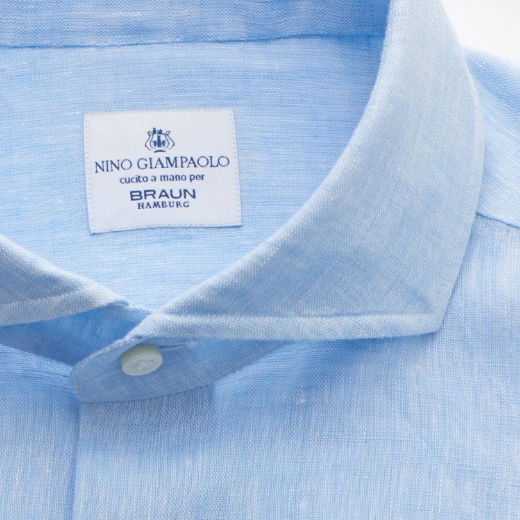 Detailansicht des Haifisch-Kragens eines hellblauen Leinenhemdes für Herren Detailansicht des Haifisch-Kragens eines hellblauen Leinenhemdes für Herren