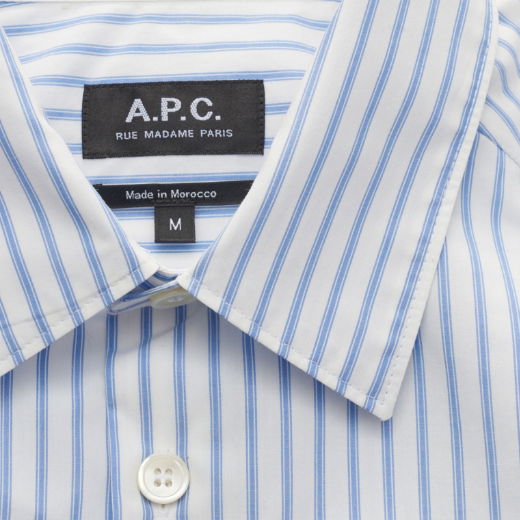 Herrenhemd mit Kent-Kragen, weiß mit blauen feinen Streifen, Etikett A.P.C. Rue Madame Paris, Größe M, Made in Morocco. Herrenhemd mit Kent-Kragen, weiß mit blauen feinen Streifen, Etikett A.P.C. Rue Madame Paris, Größe M, Made in Morocco.