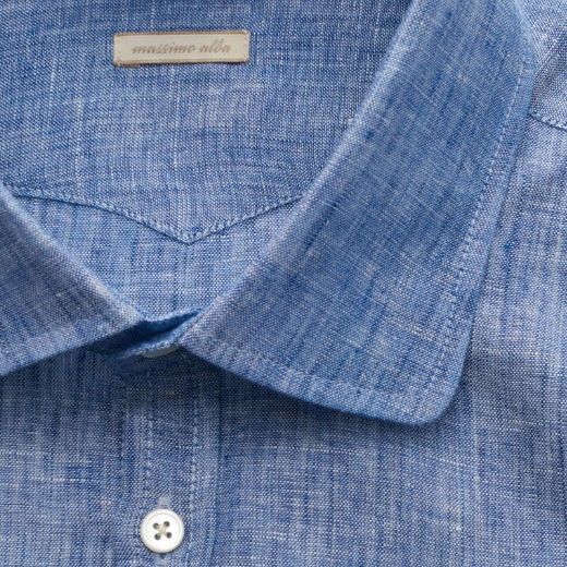 Detailansicht des runden Kragens eines blauen Leinenhemdes für Herren Detailansicht des runden Kragens eines blauen Leinenhemdes für Herren