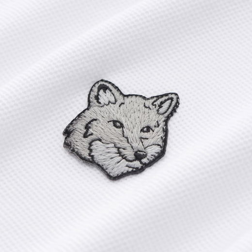 Besticktes graues Fuchskopf-Logo auf weißem, strukturiertem Herren-Shirt aus feinem Stoff.