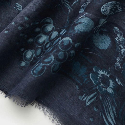 Dunkelblaues Herrentuch mit floralem Muster und feinem Fransensaum, Detailaufnahme der Stoffstruktur und Musterung. Dunkelblaues Herrentuch mit floralem Muster und feinem Fransensaum, Detailaufnahme der Stoffstruktur und Musterung.