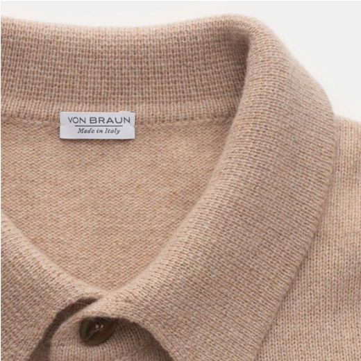 Beiger Woll-Cardigan mit klassischem Kragen und gewebtem 'VON BRAUN Made in Italy'-Etikett im Nackenbereich. Beiger Woll-Cardigan mit klassischem Kragen und gewebtem 'VON BRAUN Made in Italy'-Etikett im Nackenbereich.