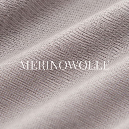 Detailansicht von gestrickter Merinowolle in Hellgrau Detailansicht von gestrickter Merinowolle in Hellgrau