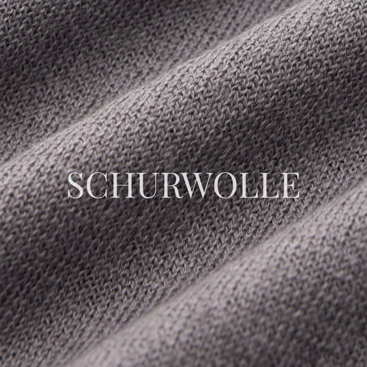 Dunkelgrauer, fein gestrickter Schurwollstoff mit weicher Struktur und gleichmäßigem Maschenbild in Nahaufnahme. Dunkelgrauer, fein gestrickter Schurwollstoff mit weicher Struktur und gleichmäßigem Maschenbild in Nahaufnahme.