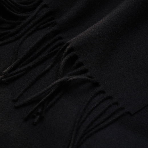 Detailaufnahme eines schwarzen Herrenschals mit weichen, länglichen Fransen und feiner, dichter Stoffstruktur. Detailaufnahme eines schwarzen Herrenschals mit weichen, länglichen Fransen und feiner, dichter Stoffstruktur.