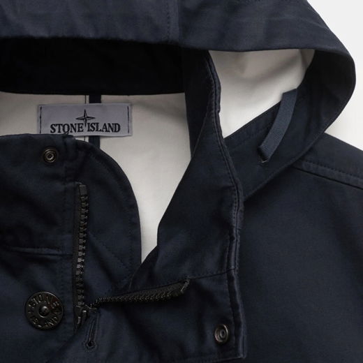 Detailaufnahme einer dunkelblauen Stone Island Herrenjacke mit Kapuze, Reißverschluss, Druckknöpfen und Innenfutter.