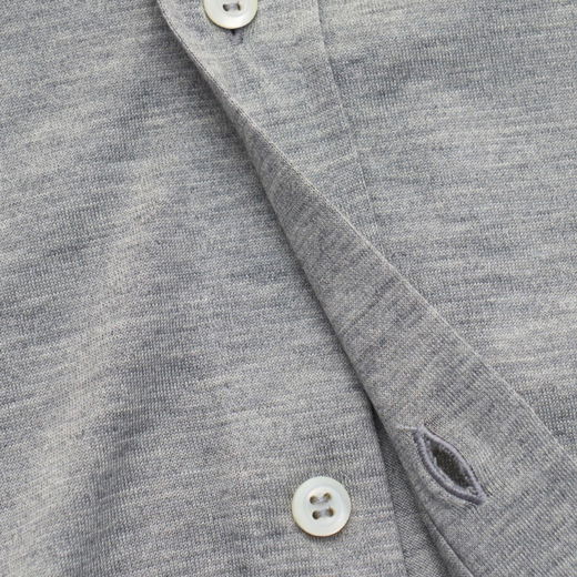 Detailaufnahme der Knopfleiste eines grau-melierten Herrenhemdes aus Jersey mit weißen, glänzenden Knöpfen und Knopflöchern.