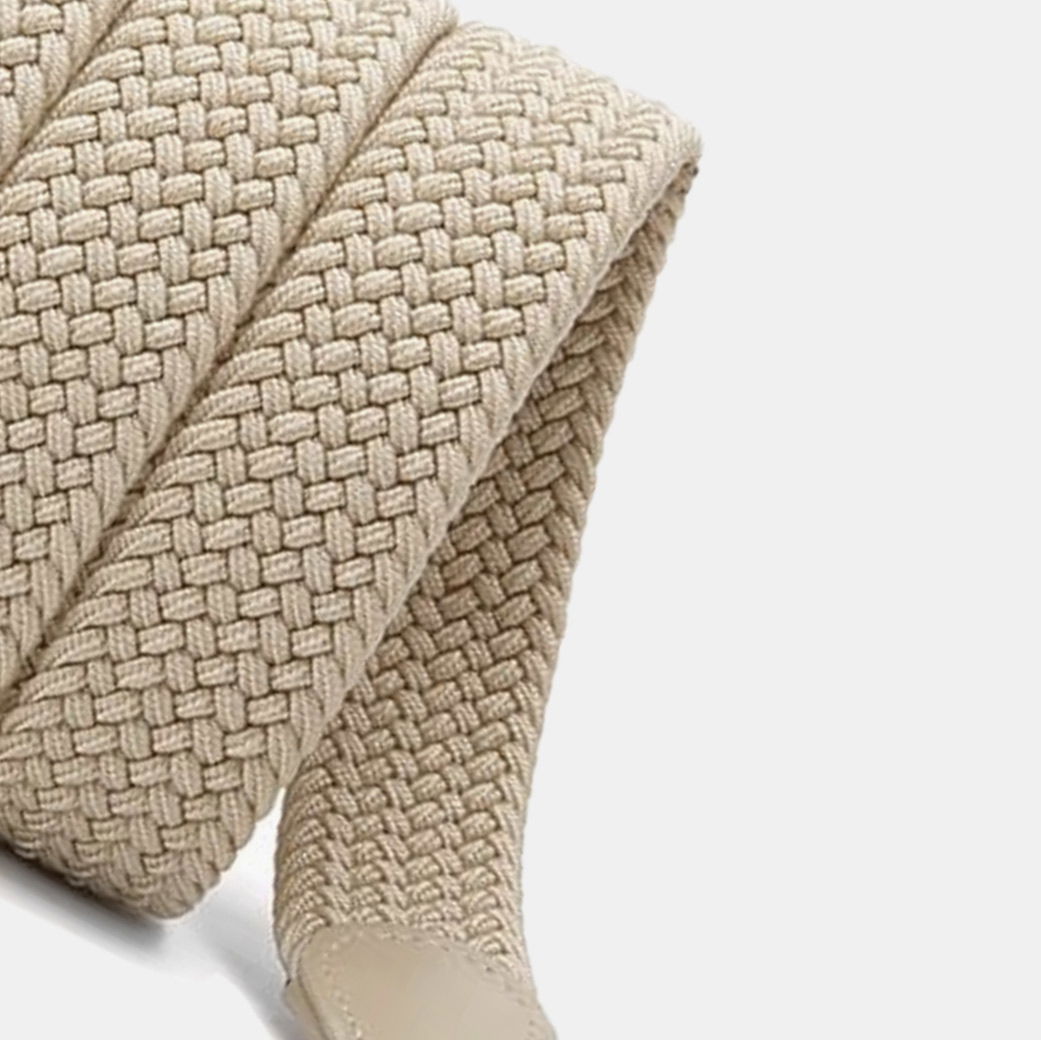Beigefarbener, geflochtener Herrengürtel mit feiner, strukturierter Webart aus Textilmaterial, Nahaufnahme.