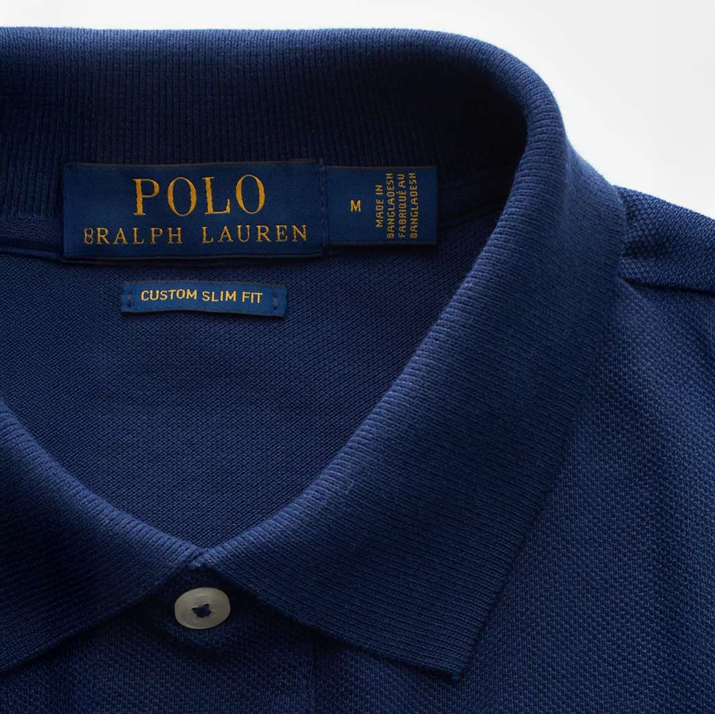 Dunkelblaues Herren-Poloshirt mit feiner Struktur, Knopf am Kragen und gelbem Ralph Lauren-Label, Größe M, Slim Fit.