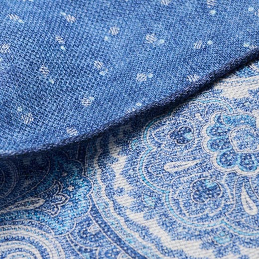 Nahaufnahme eines dunkelblau-weiß gemusterten Einstecktuches mit feiner Struktur und Paisley-Design.