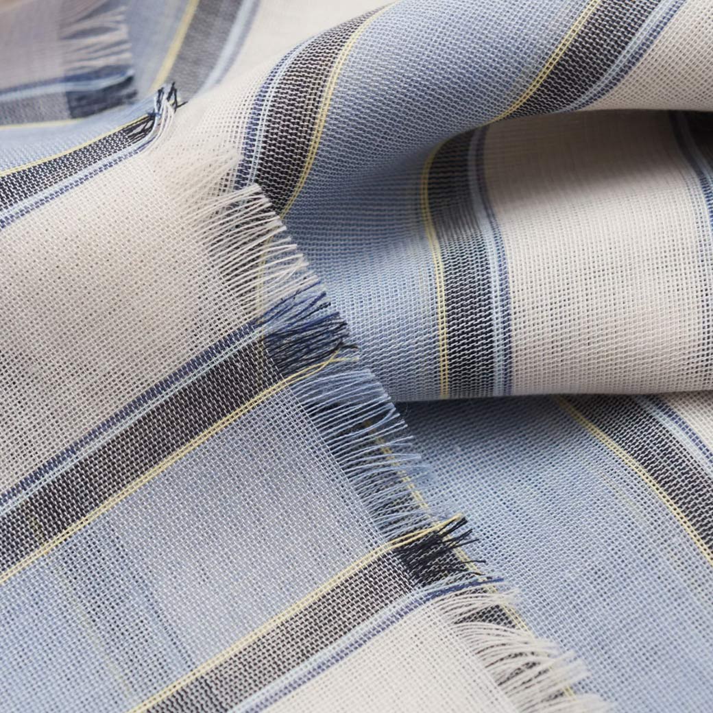 Weicher Herrenschal mit blau-weiß-schwarzem Streifenmuster und feinen gelben Linien, Detailaufnahme mit Fransen.