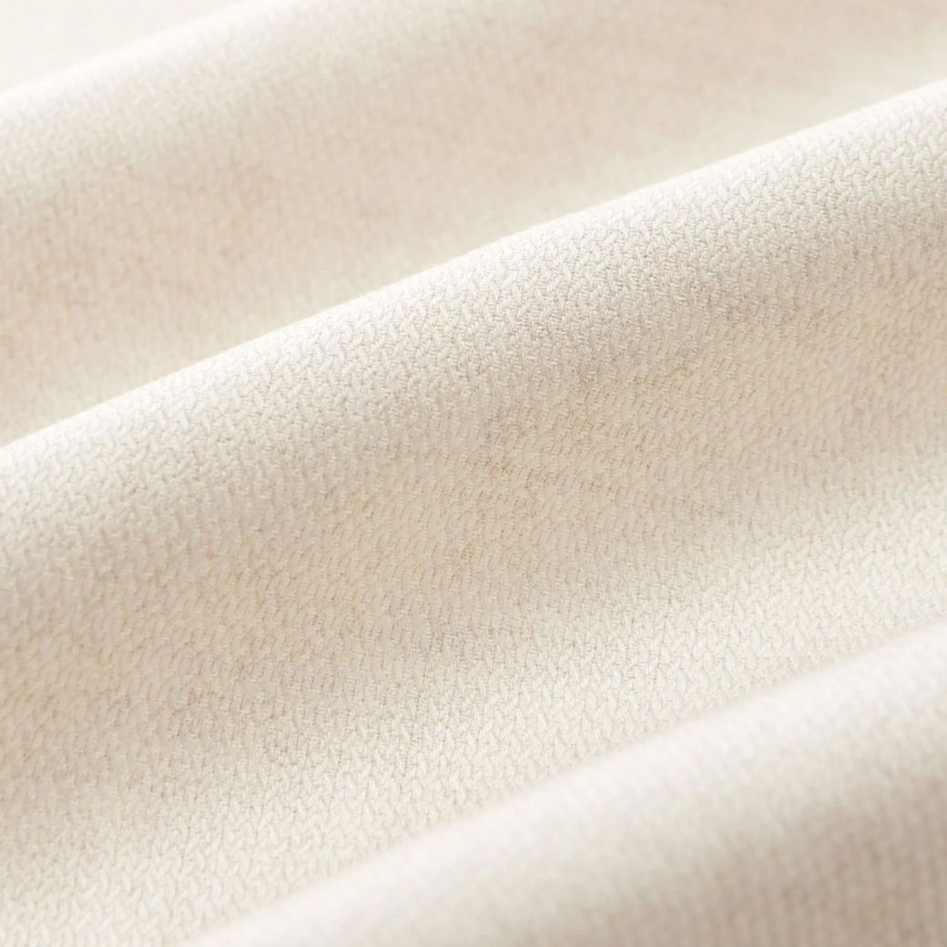 Cremefarbenes Einstecktuch mit feiner, strukturierter Webung, leicht gefaltet, Nahaufnahme des Stoffdetails.