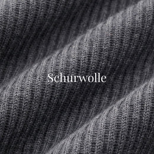 Graues, geripptes Strickmaterial aus Schurwolle mit weißem Schriftzug „Schurwolle“ in der Bildmitte.