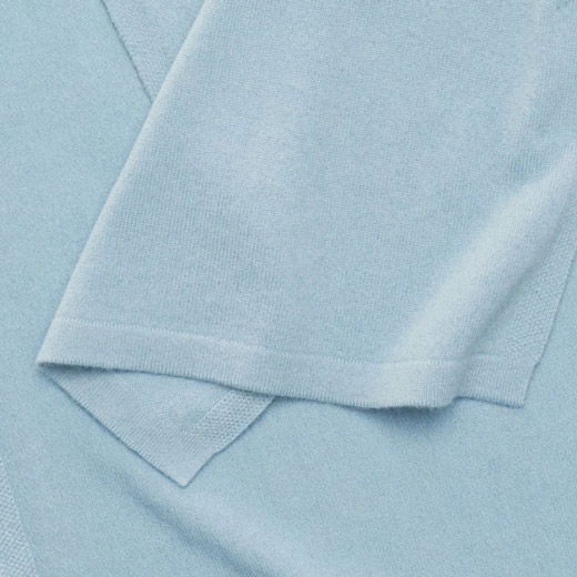 Detailaufnahme eines hellblauen Kaschmirstoffes mit weicher, feiner Struktur und sauber verarbeiteten Kanten. Detailaufnahme eines hellblauen Kaschmirstoffes mit weicher, feiner Struktur und sauber verarbeiteten Kanten.