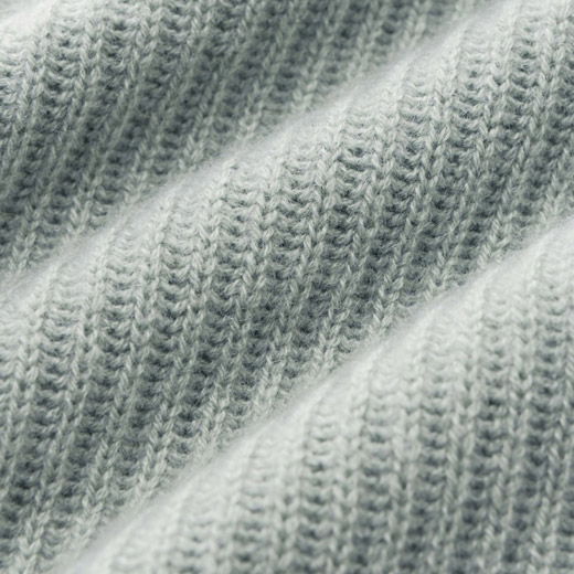 Hellblauer, weicher Kaschmir-Strickpullover für Herren, Detailaufnahme der feinen Maschenstruktur und Faserqualität. Hellblauer, weicher Kaschmir-Strickpullover für Herren, Detailaufnahme der feinen Maschenstruktur und Faserqualität.