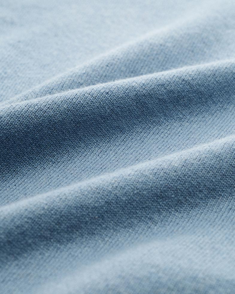 Hellblauer Wollstoff in Nahaufnahme mit sichtbarer feiner Struktur und sanften Falten, weich und hochwertig. Hellblauer Wollstoff in Nahaufnahme mit sichtbarer feiner Struktur und sanften Falten, weich und hochwertig.