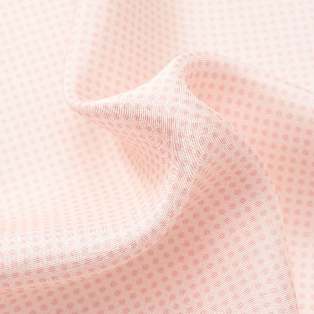 Detailansicht eines rosa Einstecktuches aus Seide