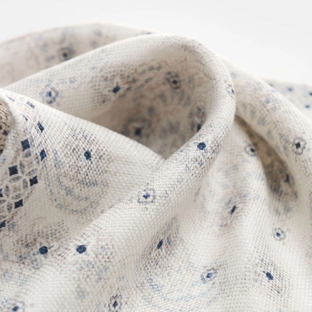 Weiß-blauer Herrenschal mit feinem, geometrischem Muster, Nahaufnahme der weichen, strukturierten Stoffoberfläche. Weiß-blauer Herrenschal mit feinem, geometrischem Muster, Nahaufnahme der weichen, strukturierten Stoffoberfläche.