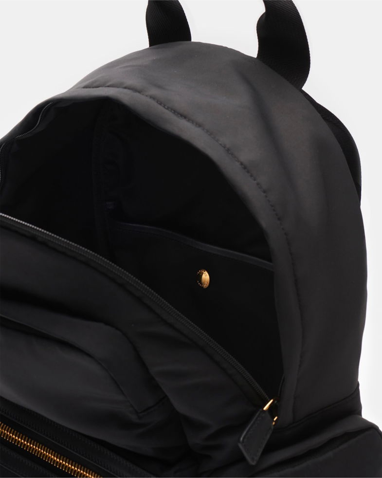 Detailansicht eines offenen Rucksacks in schwarz Detailansicht eines offenen Rucksacks in schwarz
