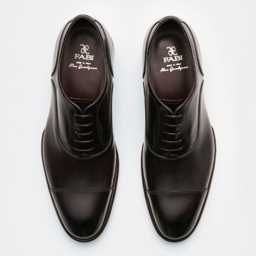 Elegantes Paar schwarzer Herrenschnürschuhe aus Leder von FABI, von oben fotografiert auf weißem Hintergrund.